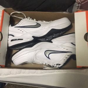 Men’s tennis shoes